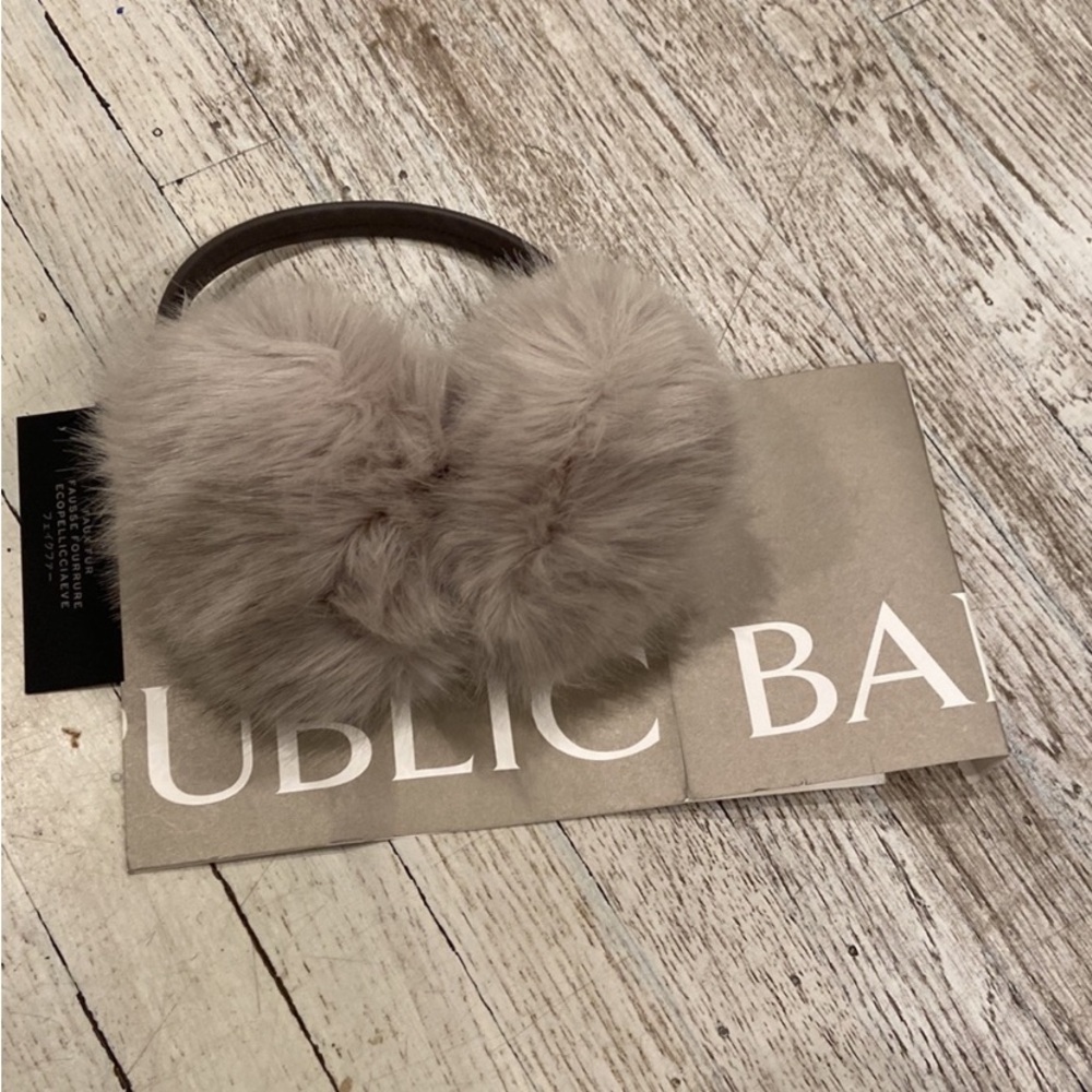 BANANA REPUBLIC Faux fur light grey earmuffs WITH HEADPHONES PORTS
NO CORD - Picture 3 of 8